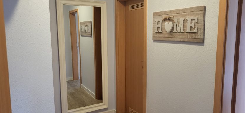 eigener, separater Flur in der Wohnung mit großem Spiegel