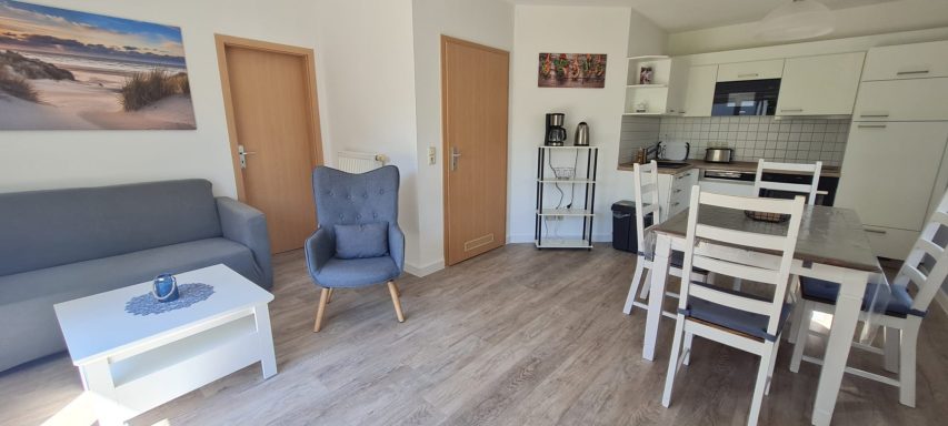 Wohnzimmer EG mit Couch und separatem Eßtisch