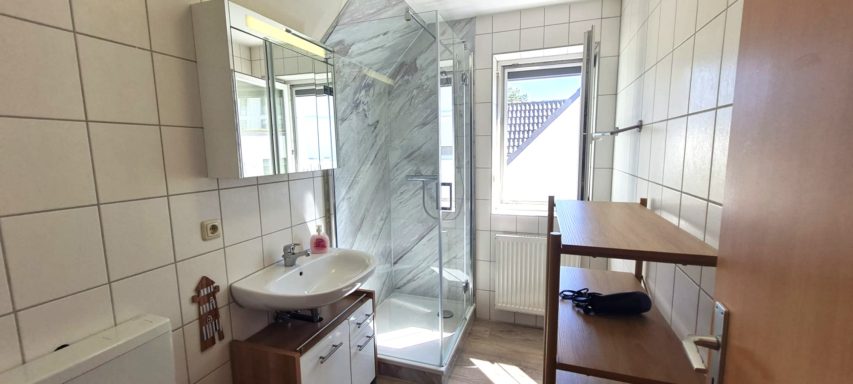 Bad mit moderner, altersgerechter Glasdusche