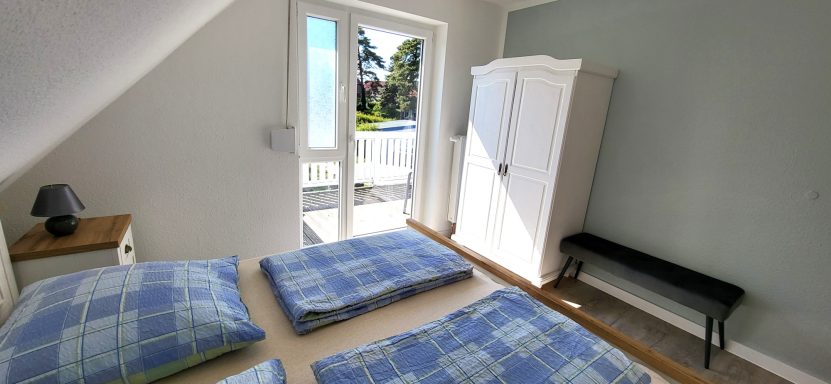 Schlafzimmer 1 mit Doppelbett und Kleiderschrank