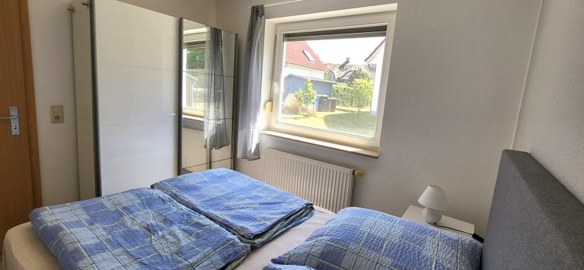 Schlafzimmer 1 EG mit Doppelbett und Kleiderschrank