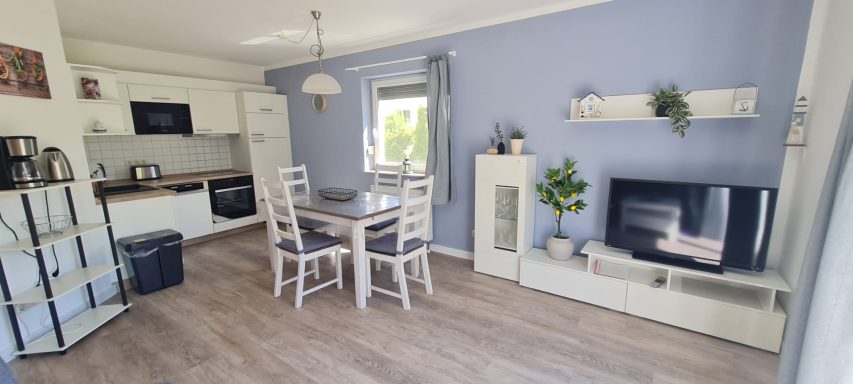 Wohnzimmer mit offener Küche