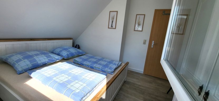 Schlafzimmer 2 mit Blick vom Balkon