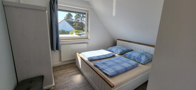 Schlafzimmer 2 mit Doppelbett und Kleiderschrank