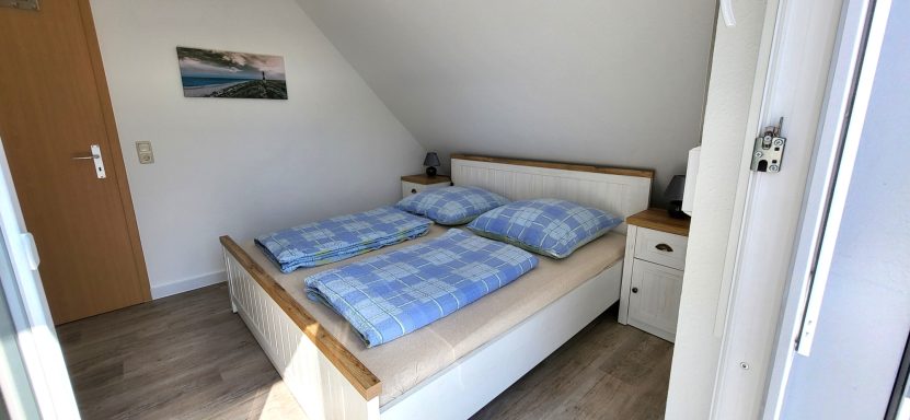 Schlafzimmer 1 mit Doppelbett mit Blick vom Balkon