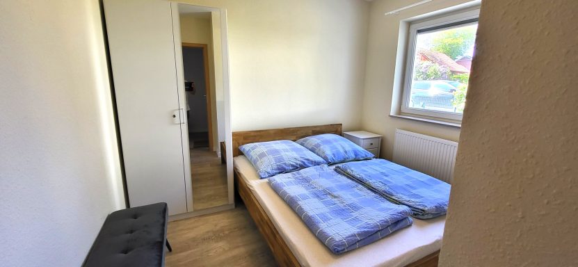 Schlafzimmer 2 im EG mit Doppelbett und Kleiderschrank