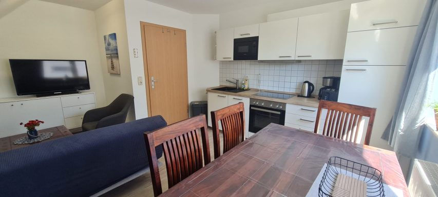 Wohnzimmer mit offener Küche