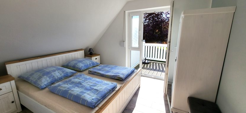 Schlafzimmer 1 mit direktem Zugang zum Balkon